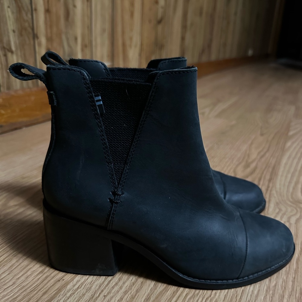 Toms, women’s black boots size 6 1/2 gently used ESME